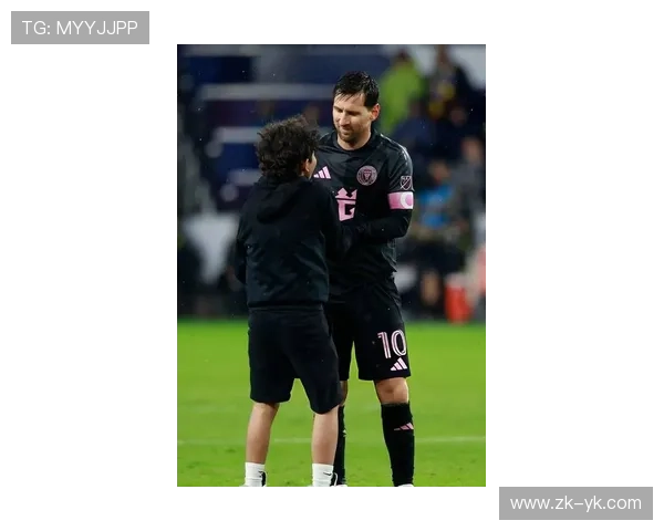 梅西领衔足球明星赛精彩对决球迷狂欢夜尽享足球盛宴