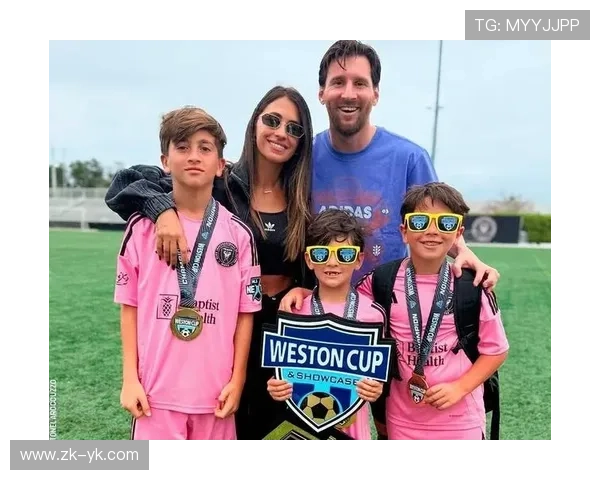 足球明星的儿子首次亮相赛场引发热议球迷期待未来表现