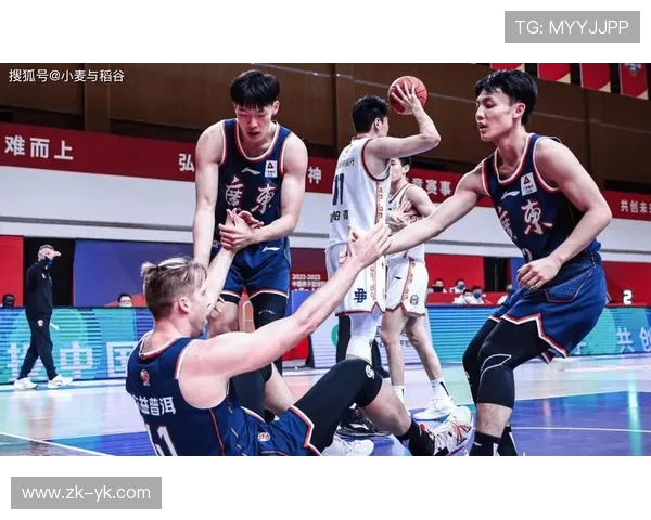 广州篮球队防反战术解析与战绩提升的深度探讨 广州篮球队防反战术解析与战绩提升的深度探讨