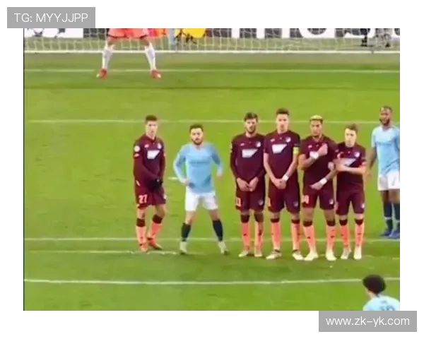 足球明星挑战极限模仿其他球员踢球技巧的精彩瞬间与背后故事