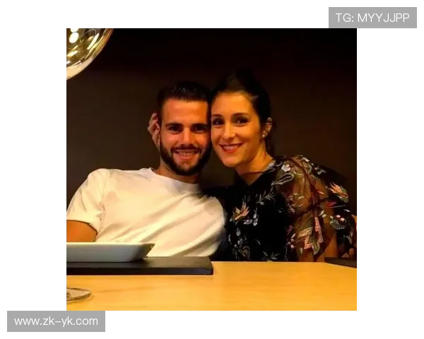 足球明星母亲与小男友的甜蜜生活揭秘引发热议